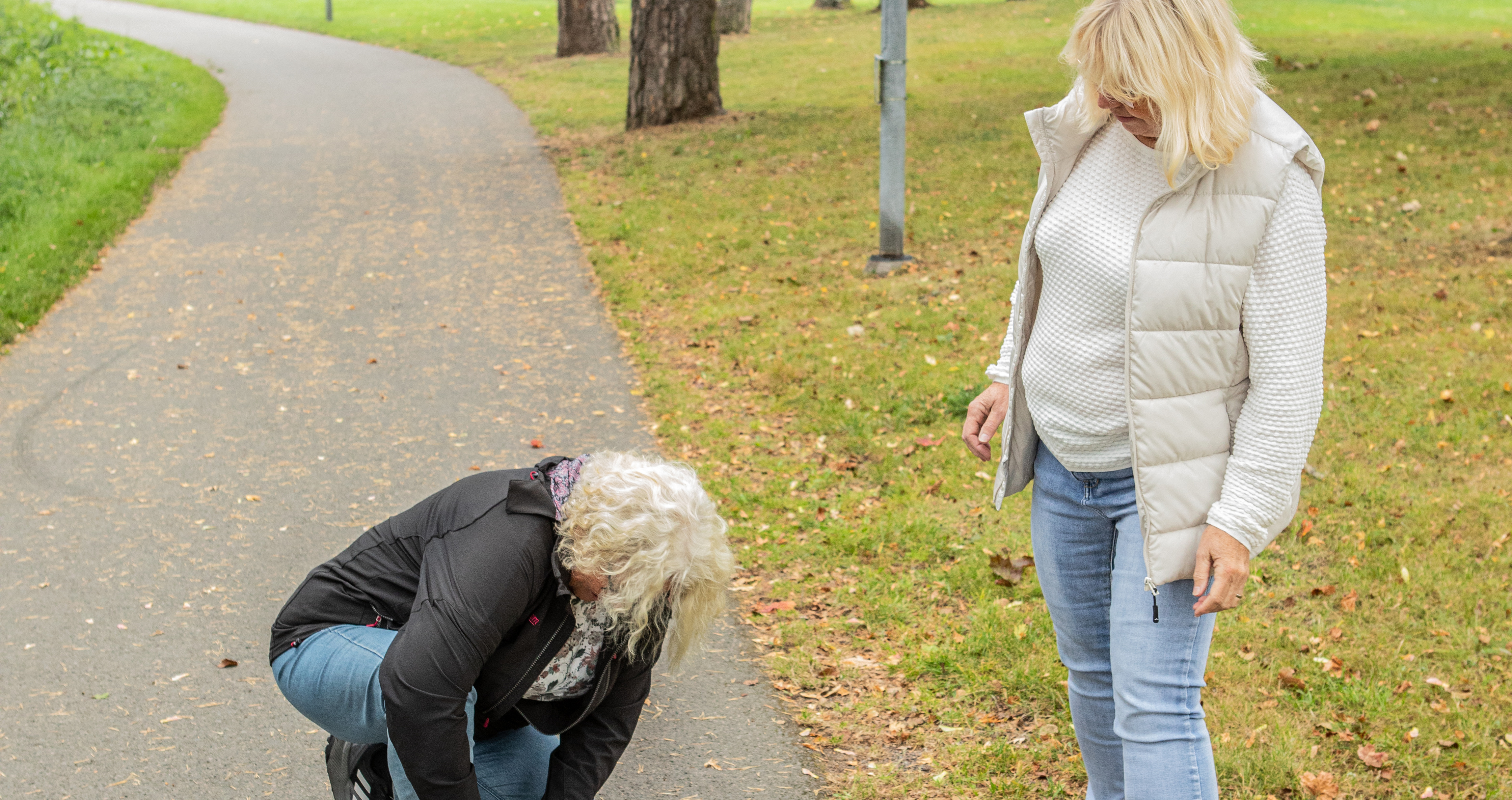 Två kvinnor på en promenadväg.
