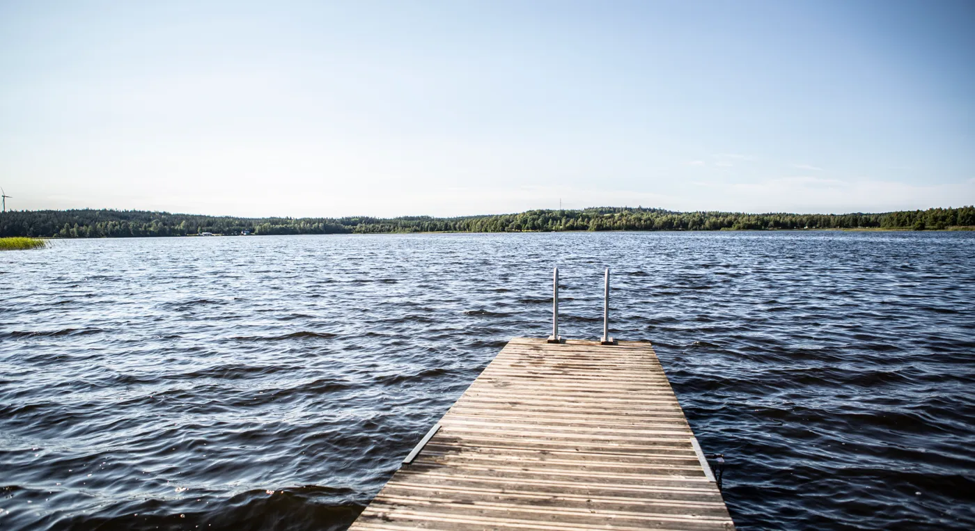 En träbrygga mitt i ett vattenområde.