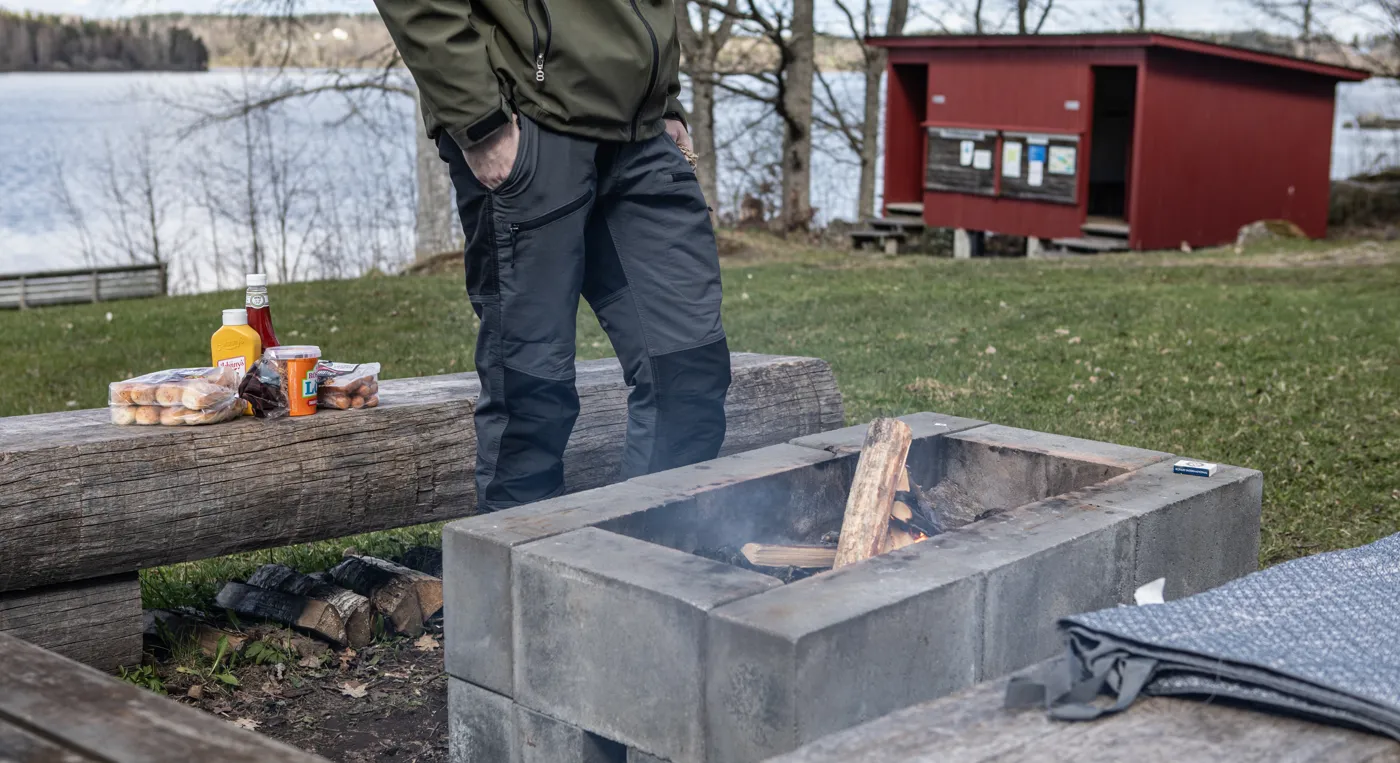 En man som står framför en eldstad.