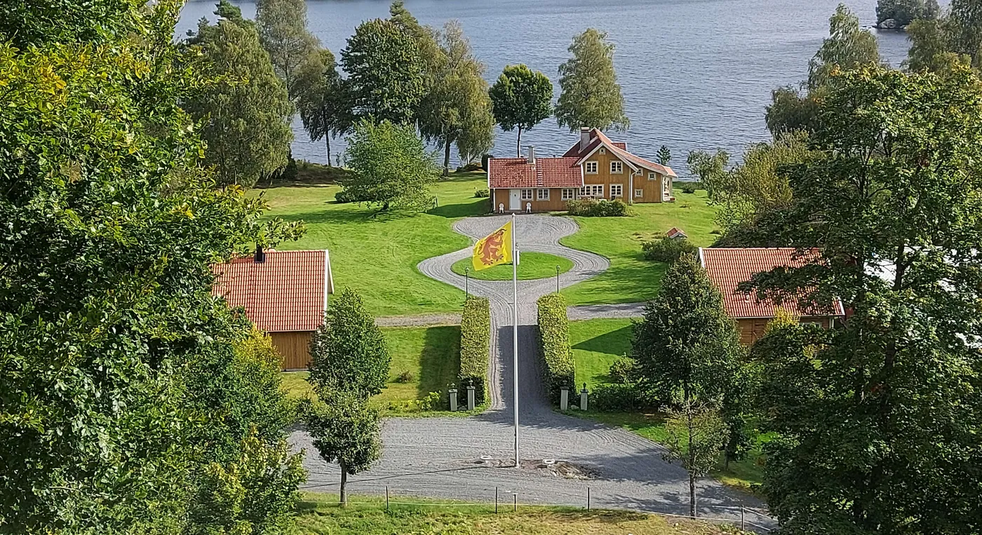 En flygbild över ett hus och en sjö.