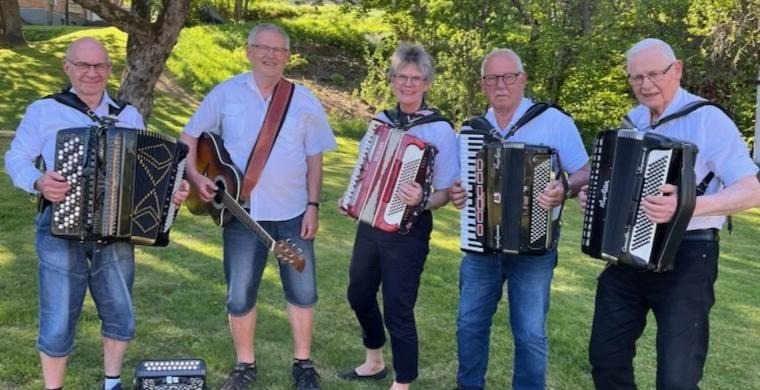 Gårdsmusikanterna. Göran, Roland, Kerstin, Jan-Olof och Lasse