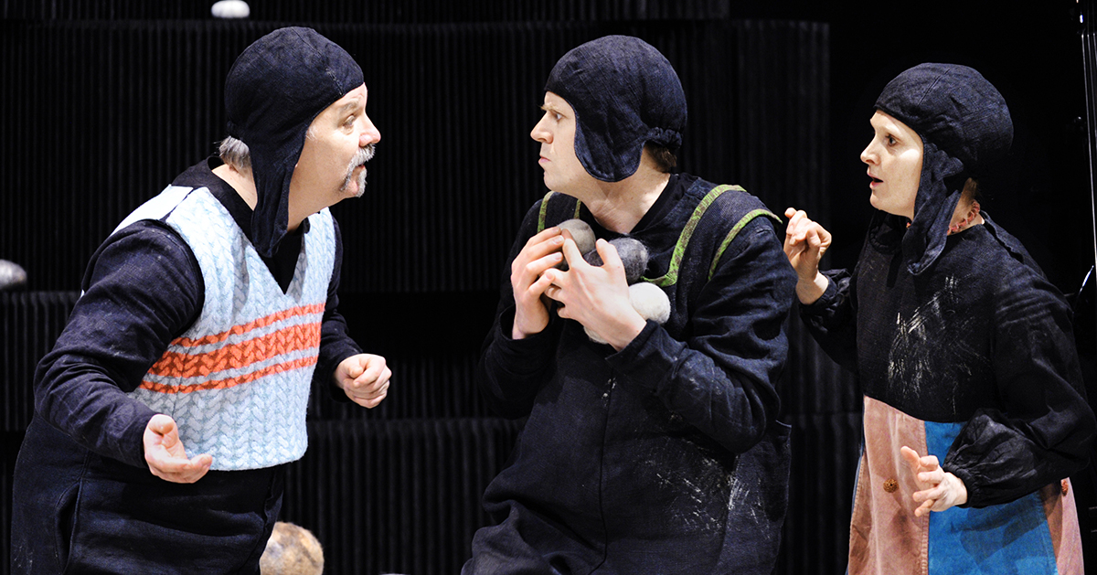 Bilden visar tre skådespelare som spelar Aston och hans föräldrar.