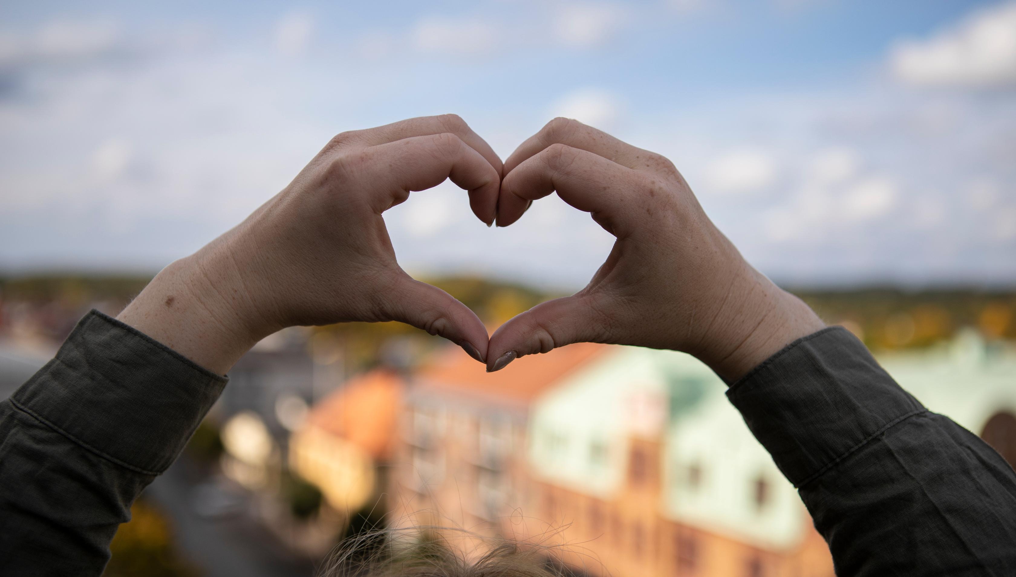 Händer som gör hjärtan.