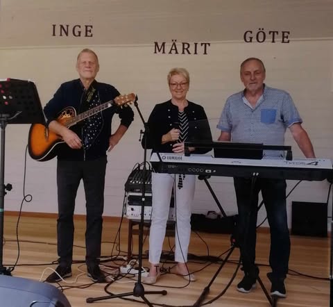 IMG underhåller med keybord, gitarr och sång