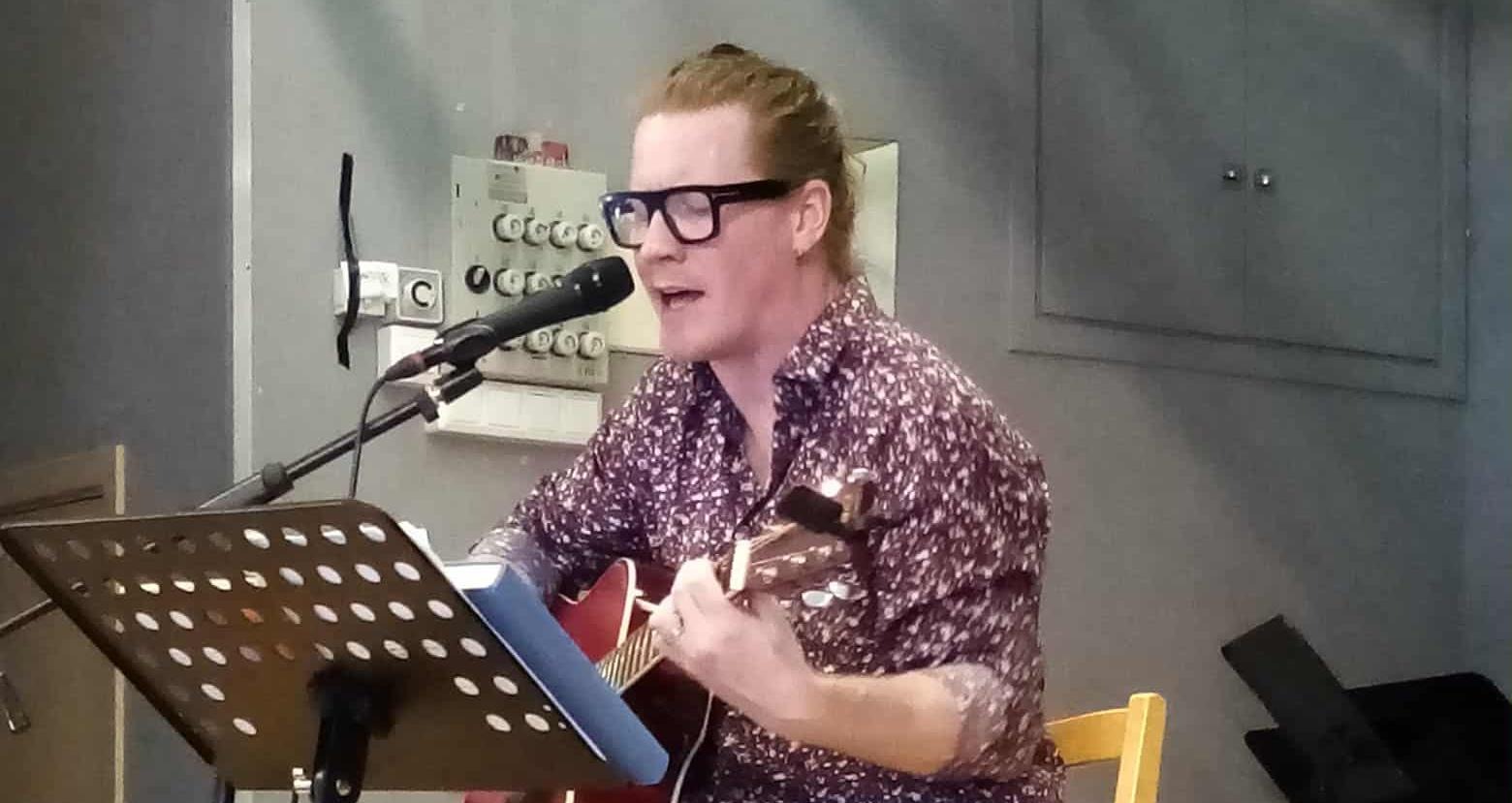 Simon Isacsson sjunger och spelar gitarr