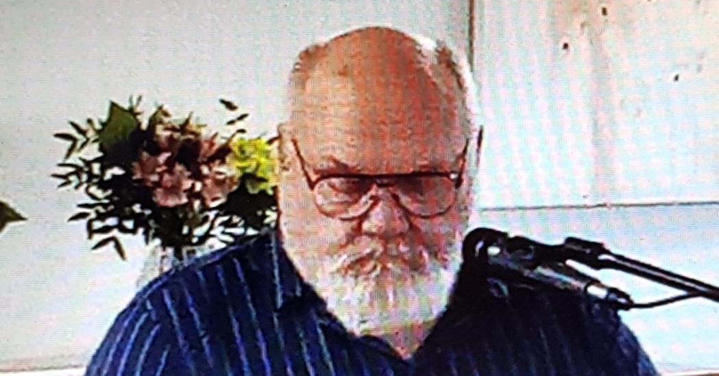 Leif Putte Skog spelar keybord och sjunger