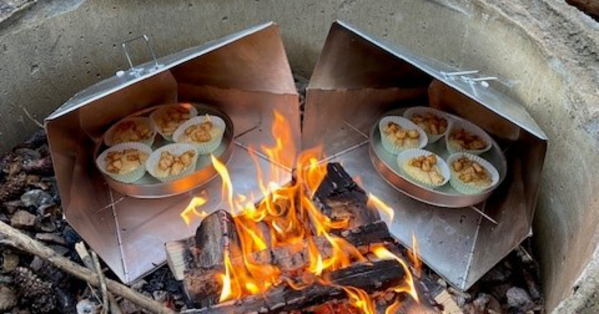 Häng med oss ut använder en reflektorugn för att göra god mat i skogen.