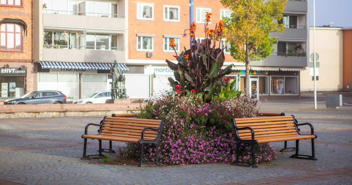 Bänkar och blomsterarrangemang på Stortorget i Vetlanda