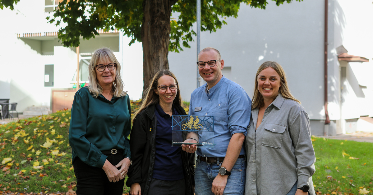 Årets gränsöverskridare håller fram sitt pris.