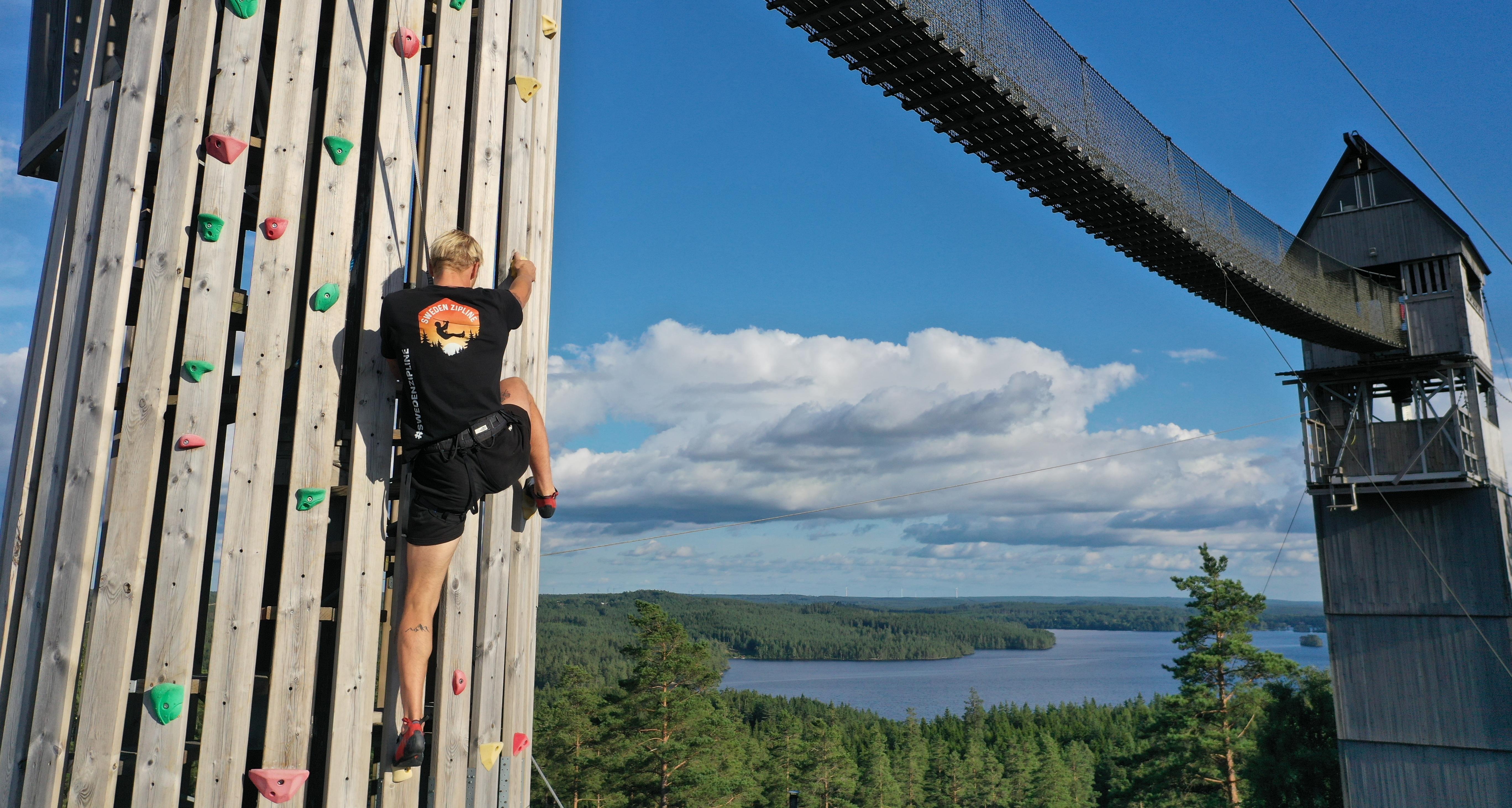 Klättervägg, utsiktstorn, hängbro, vacker utsikt över skog och sjö
