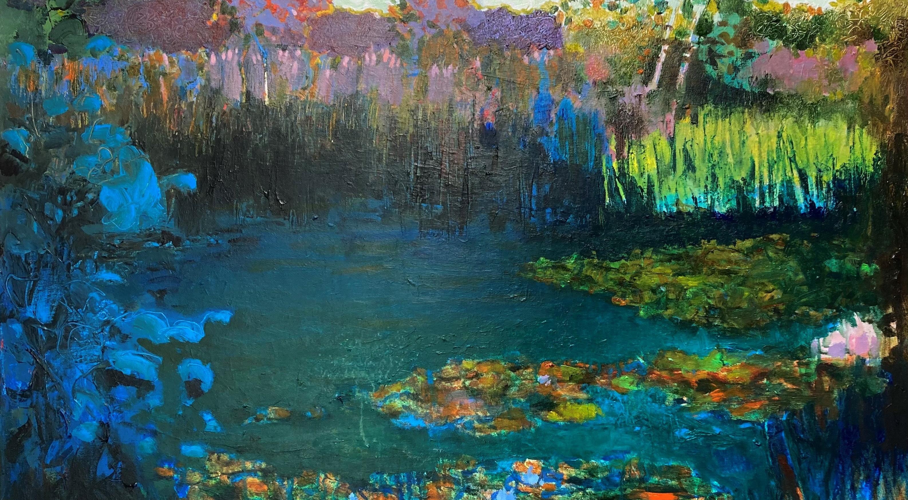 Bilden visar en mörkblå sjö och en ljust blå himmel. Runt sjön finns växter i olika färger, rosa, grönt, blått och lila.