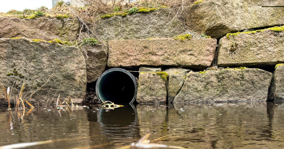Dagvatten rinner ut i Vetlandabäcken.