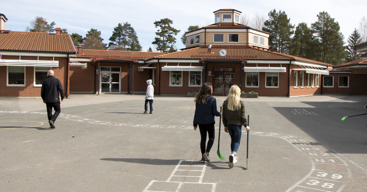 Ett par ungdomar går på en skolgård med varsin innebandyklubba i handen.