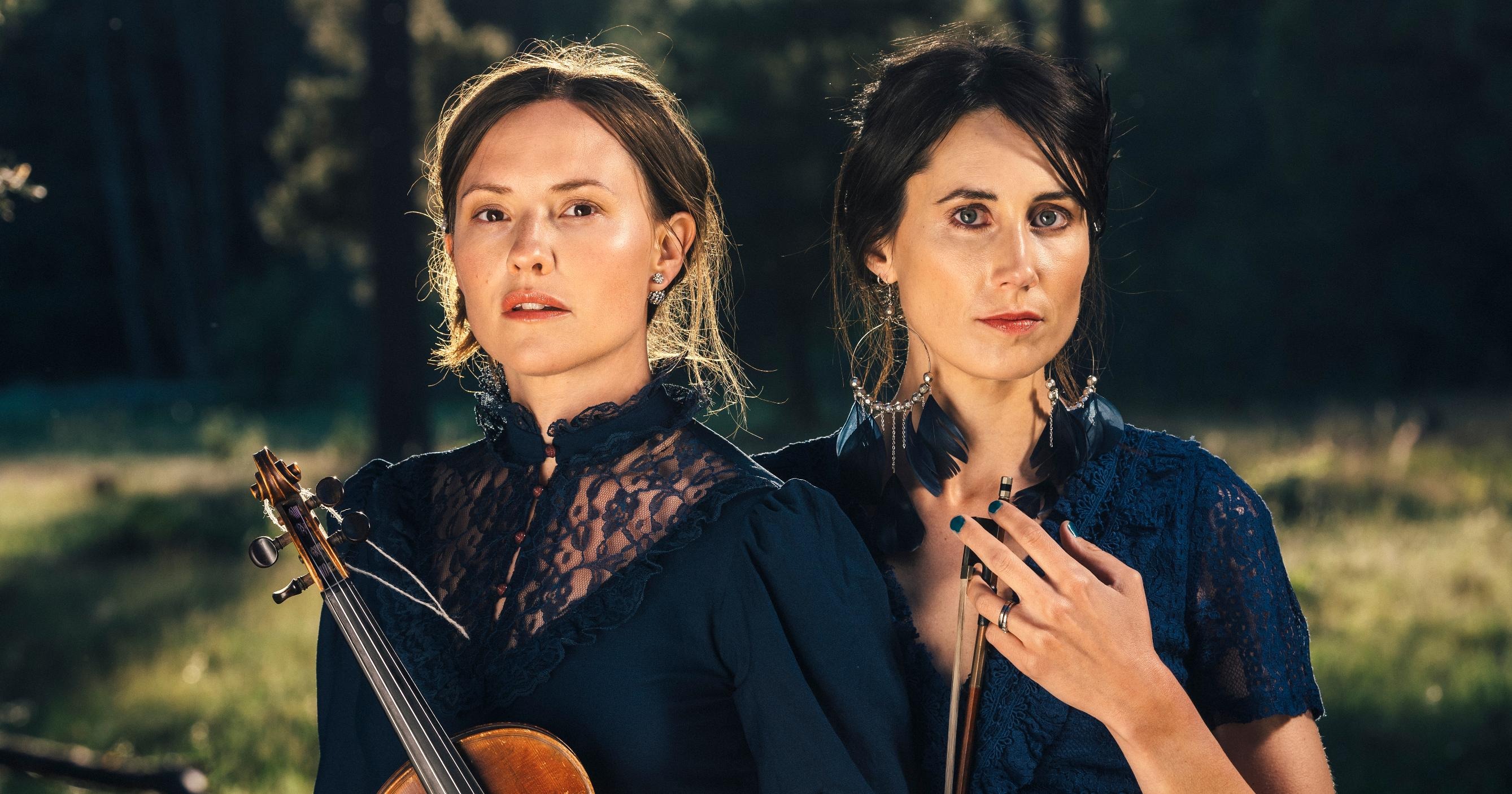 Maja Långbacka och Matilda Bådagård med fiol