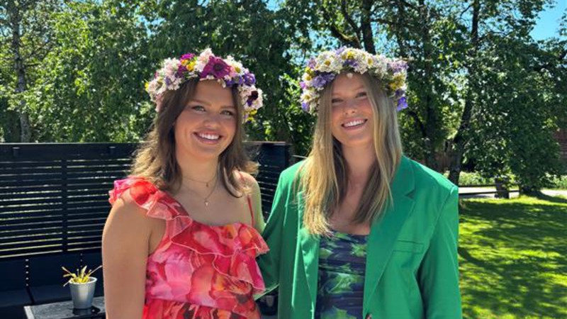 Bild på systrarna Agnes och Freja Friman i blomsterkransar