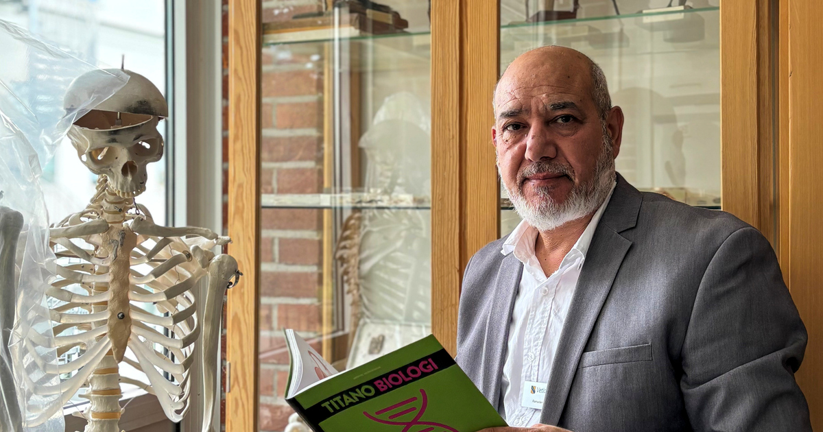 Man med bok i biologisal.