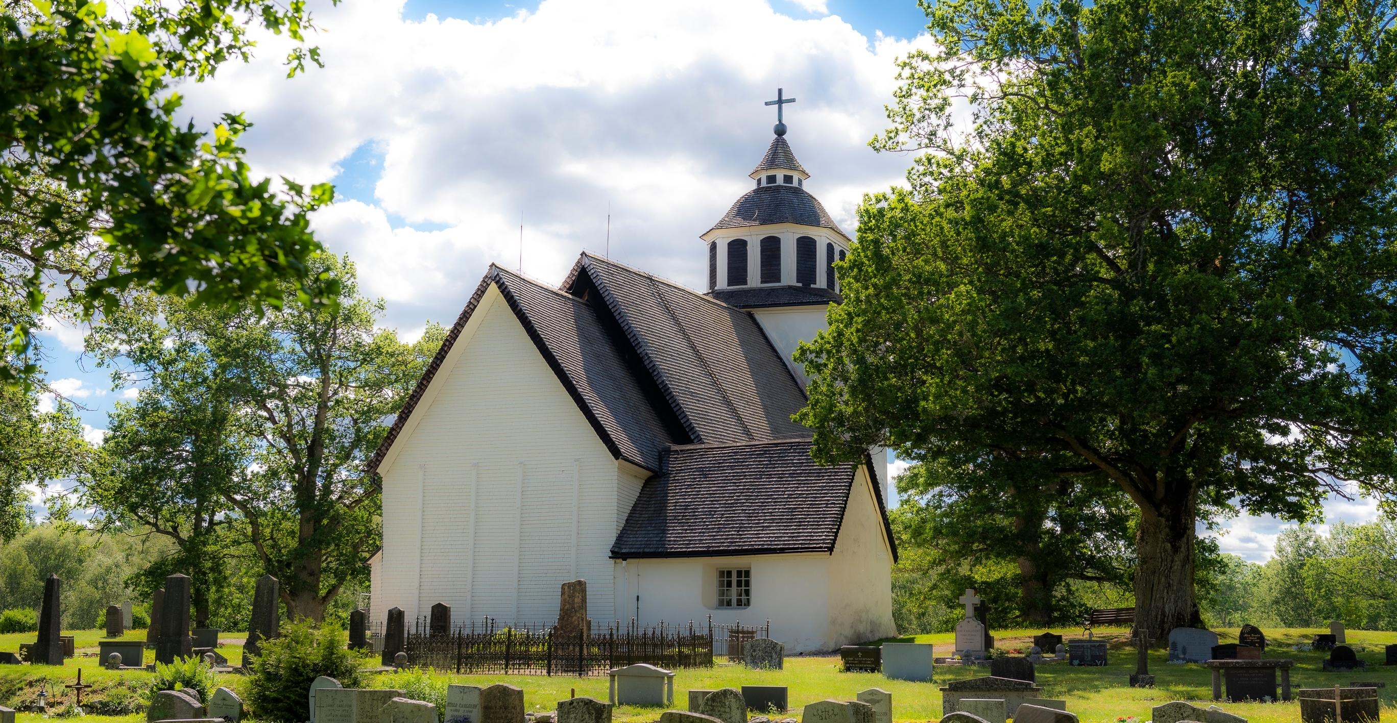 Stenberga kyrka i sommargrönska