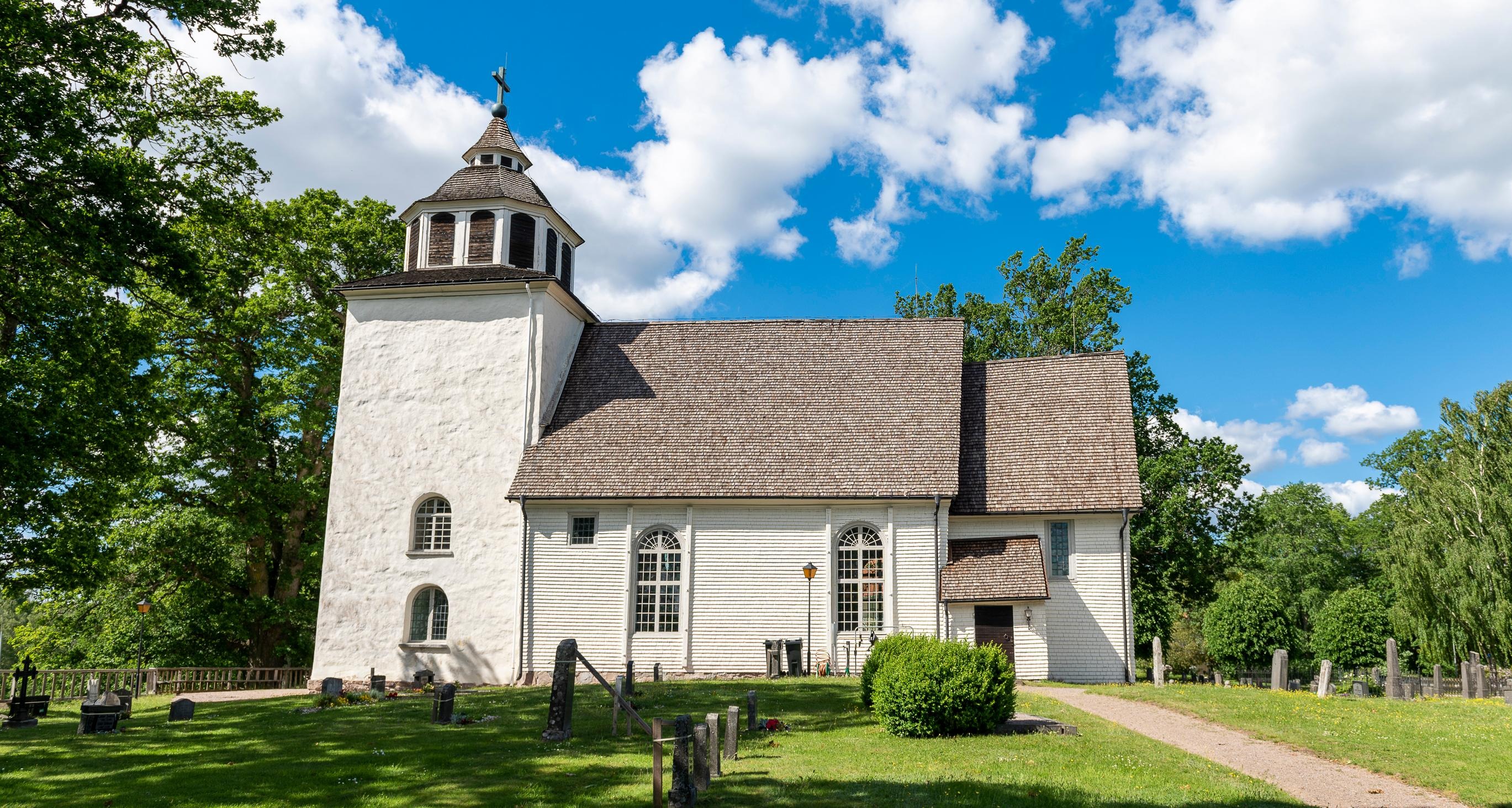 Stenberga kyrka i sommargrönska