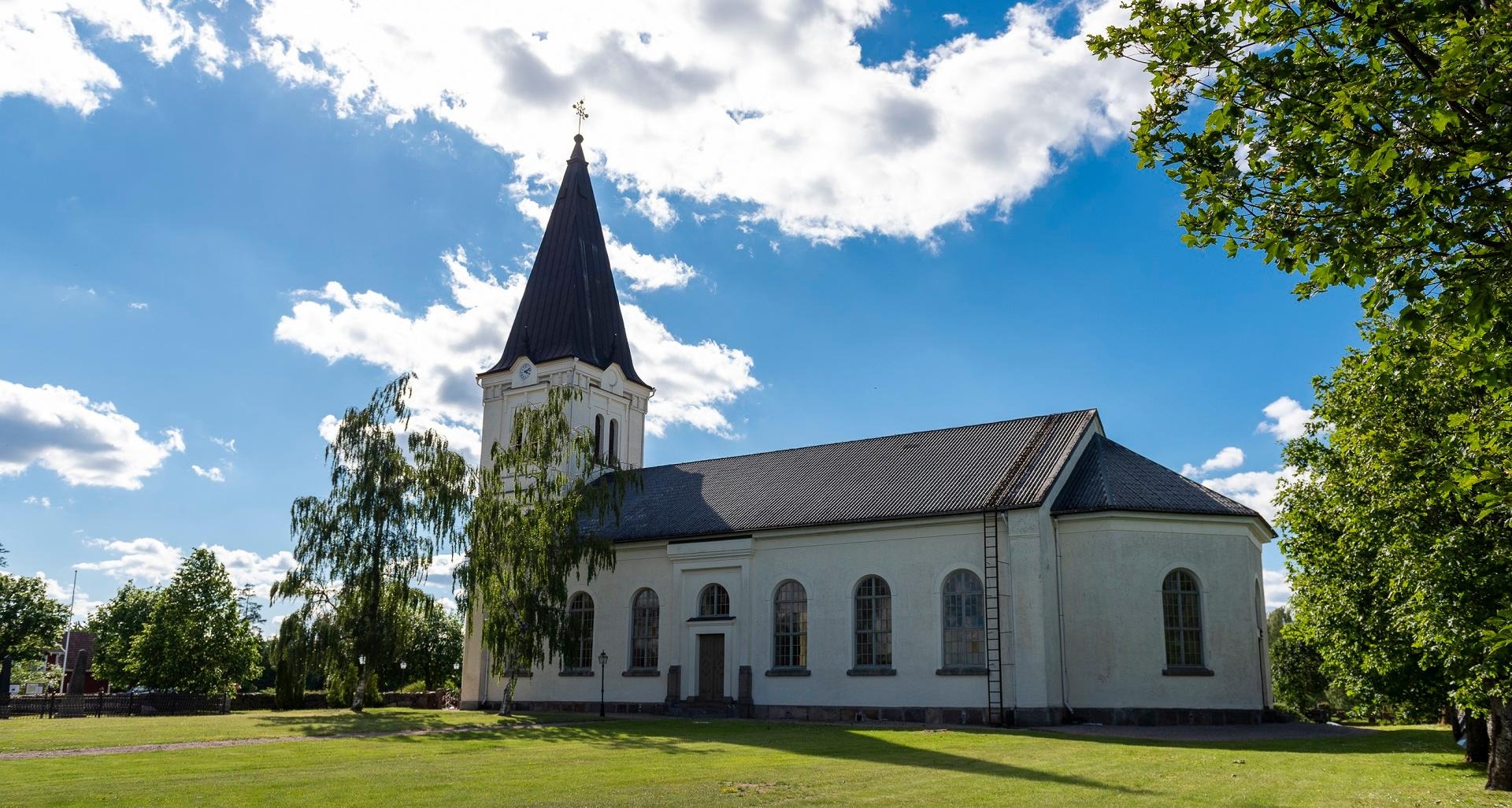 Lemnhults kyrka i sommargrönska.