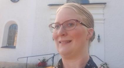 Lisa står framför Björkö kyrka