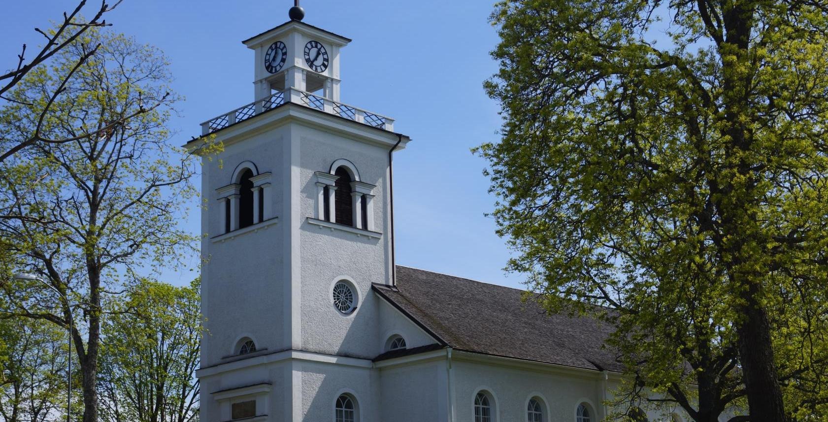Skirö kyrka i ljus grönska.