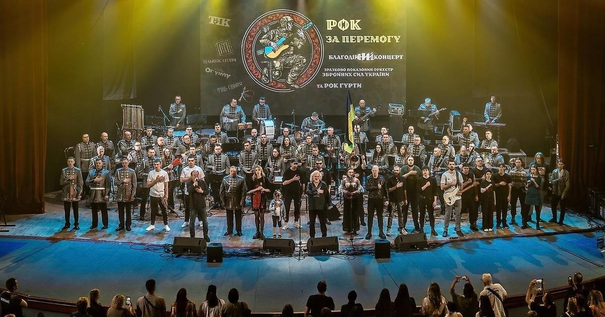 Ukrainska musikkåren uppställd på en scen farmför publiken.