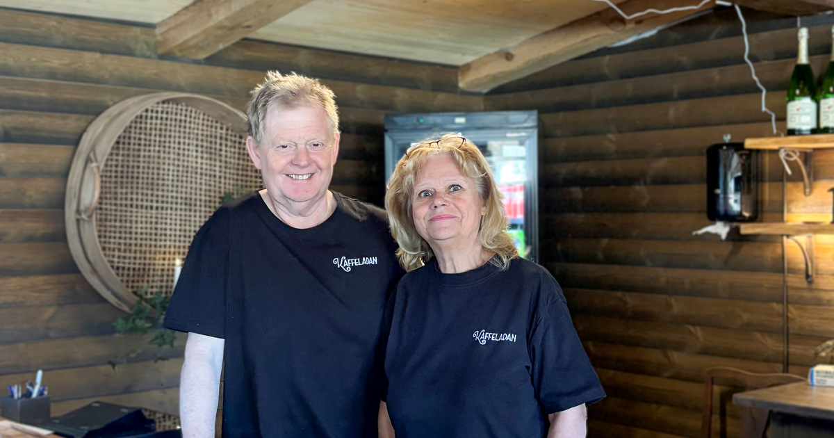 Ägarna till Kaffeladan står i träbaren.