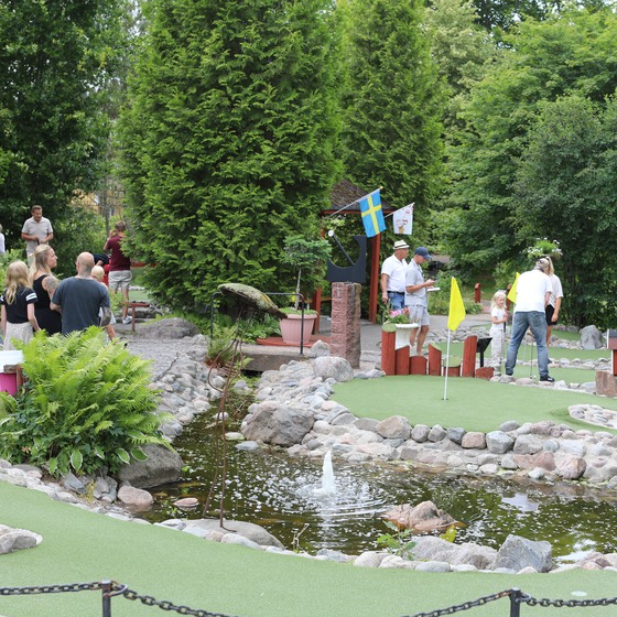 Äventyrsgolf i grönskan.