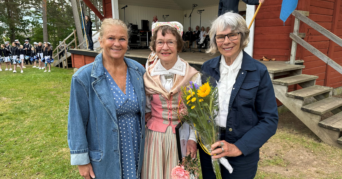Carina Bardh, Eva Stenkul och Lena Olsson står framför en scen med blommor i händerna.