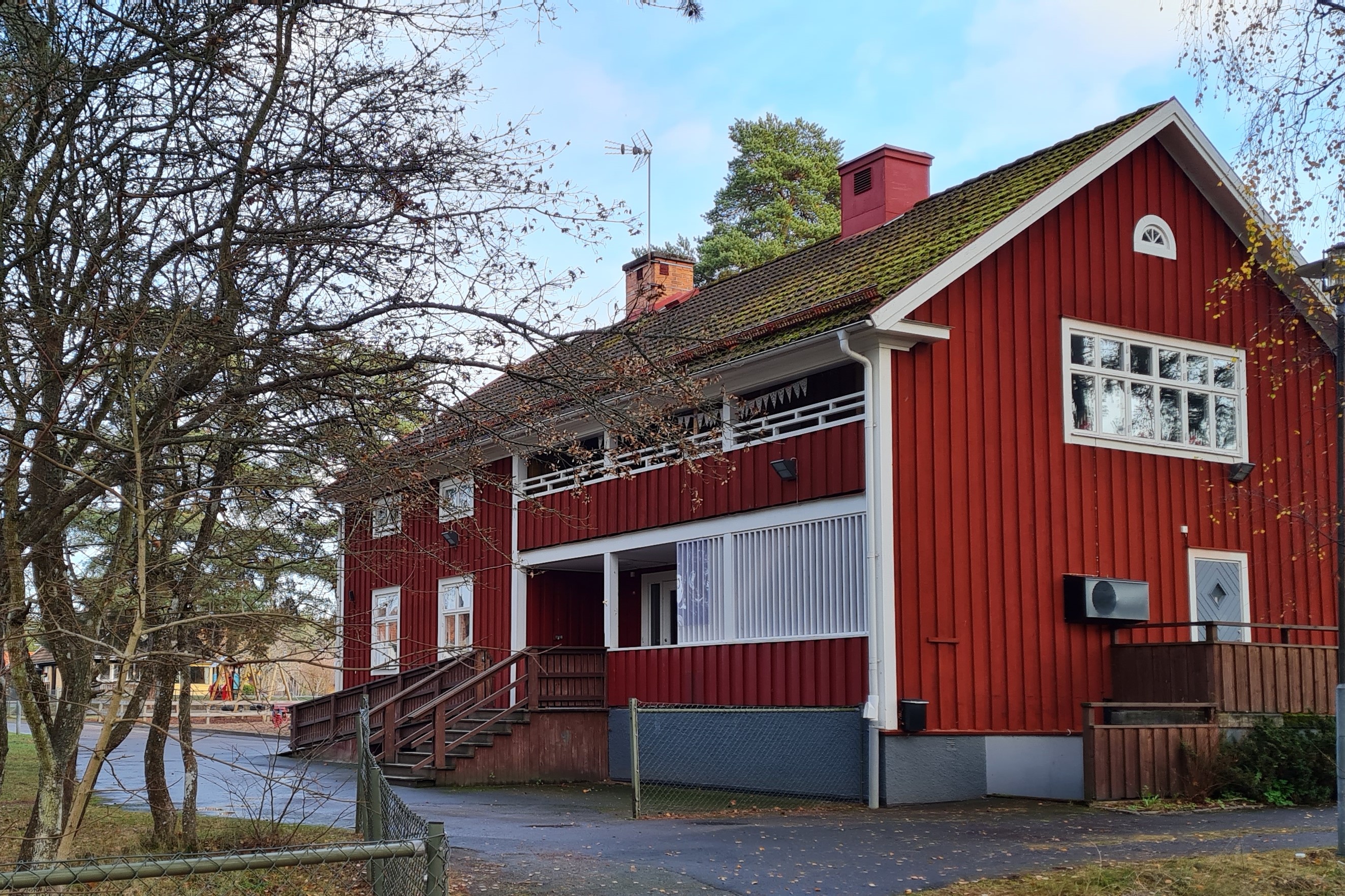 Bilden visar gammalt Stort rött hus i Forngården där Rädda Barnen har sin verksamhet