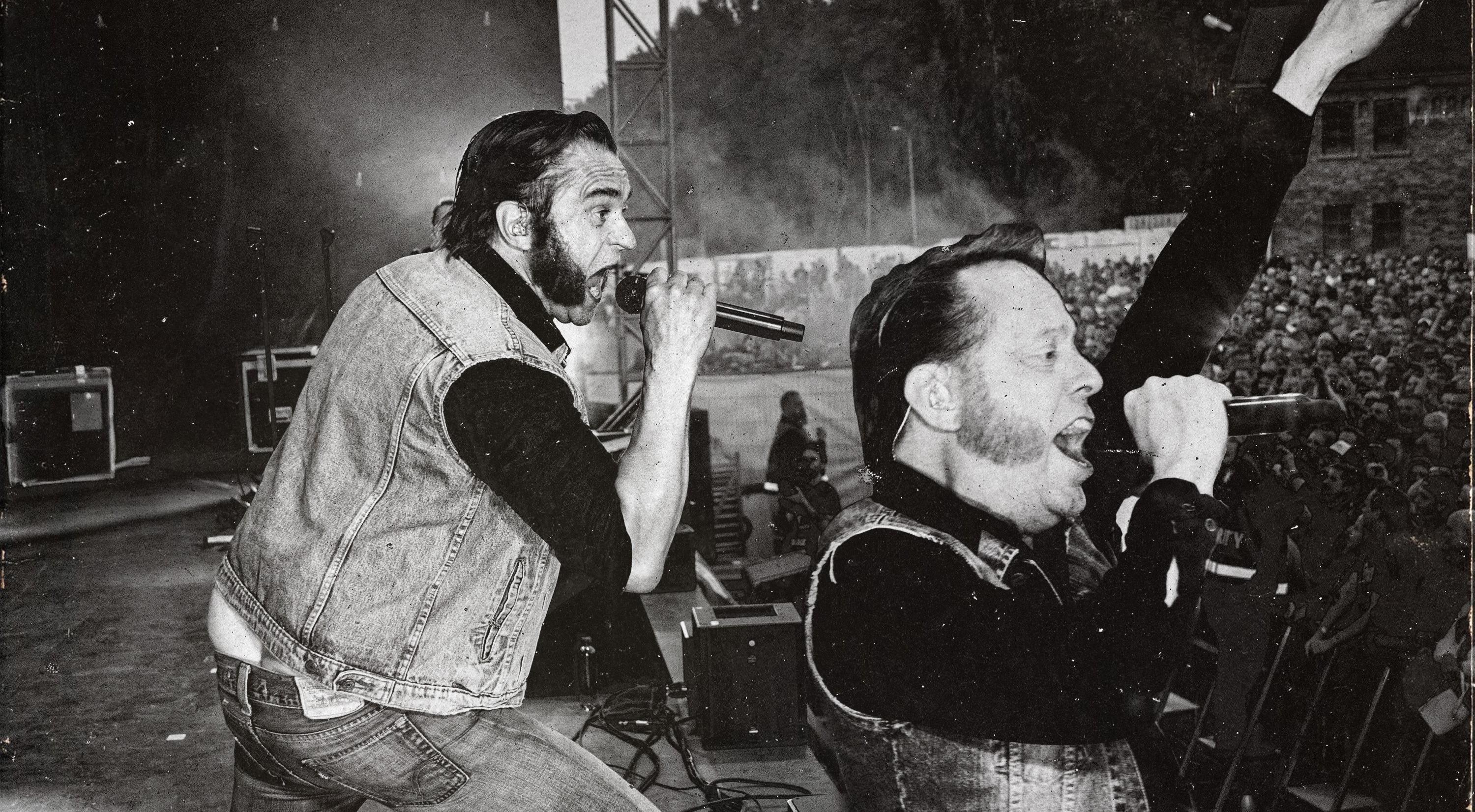 Ronny och Ragge ger en konsert.