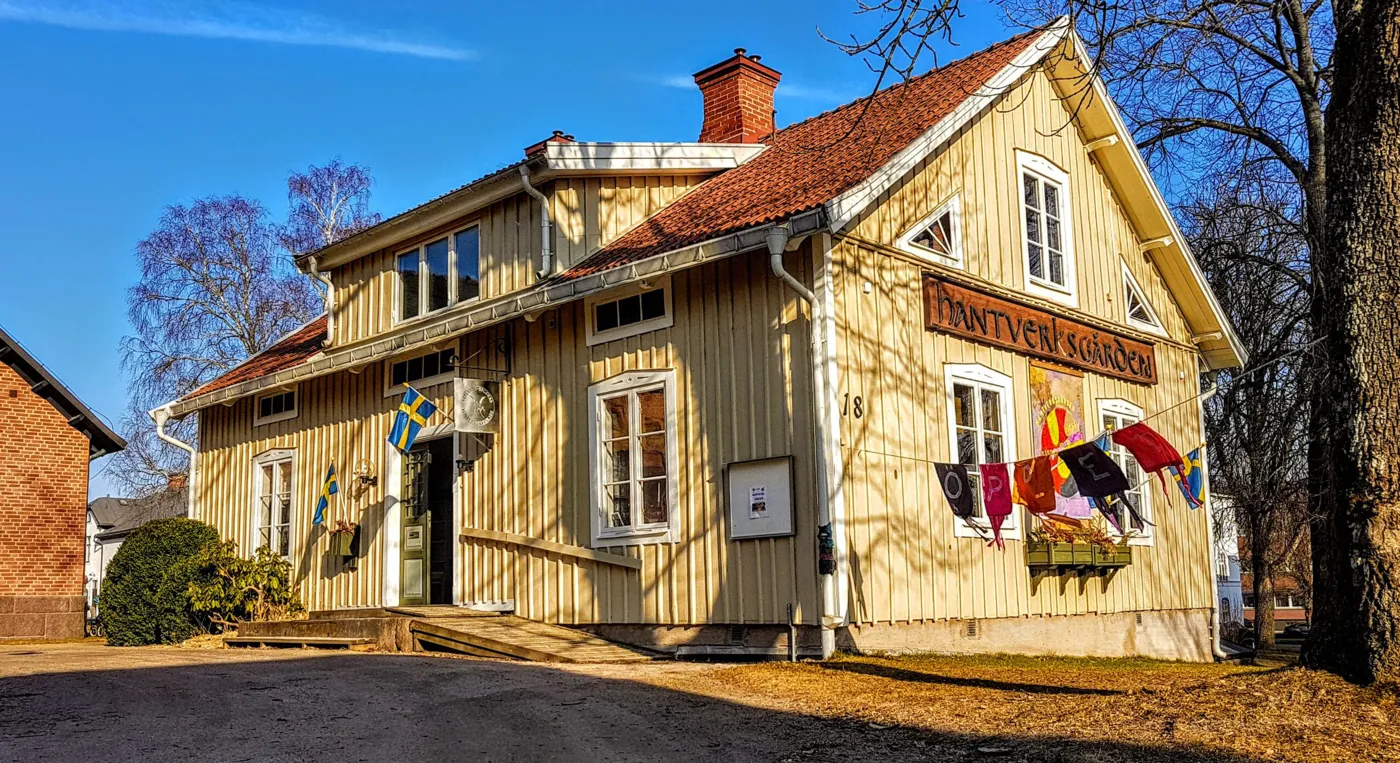 En liten gul byggnad med rött tak.