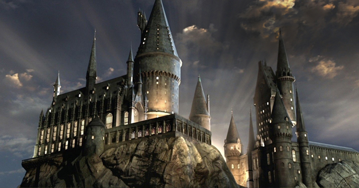 Bilden visar Hogwarts i kvällsljus.