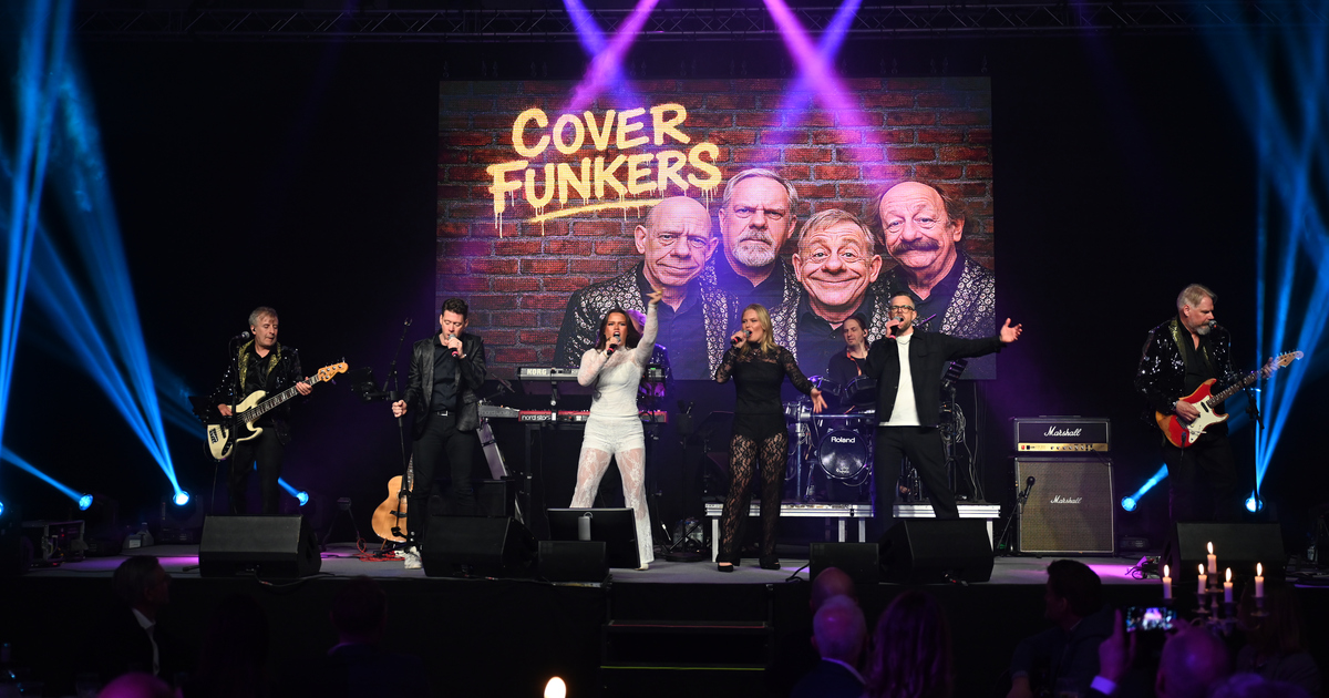 Bandet Cover Funkers står på scen tillsammans med fyra sångare.