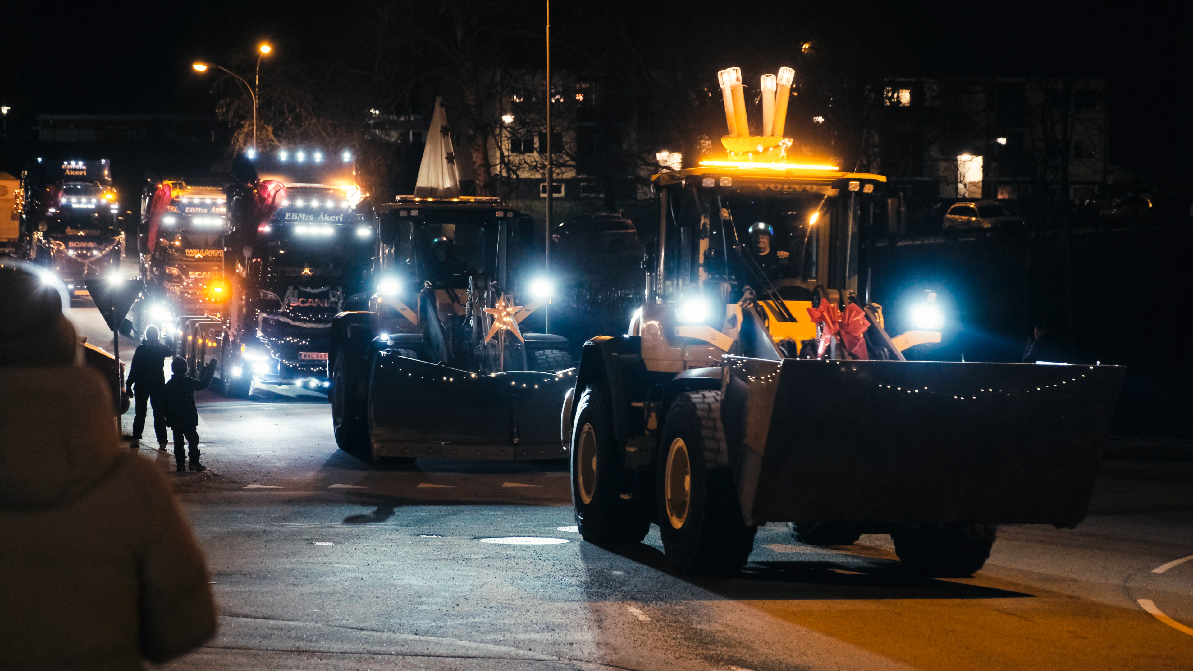 Utsmyckade lastbilar i följe