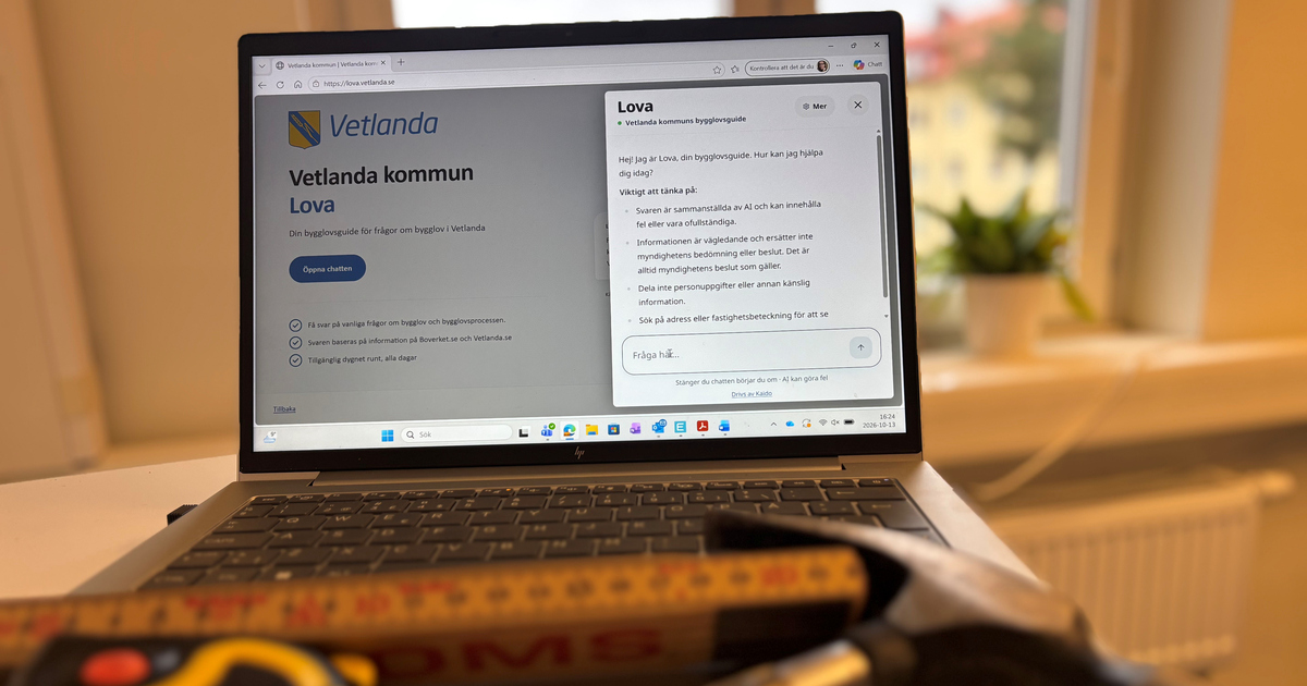 Uppslagen laptop som visar AI-tjänsten på skärmen, verktyg i förgrunden.