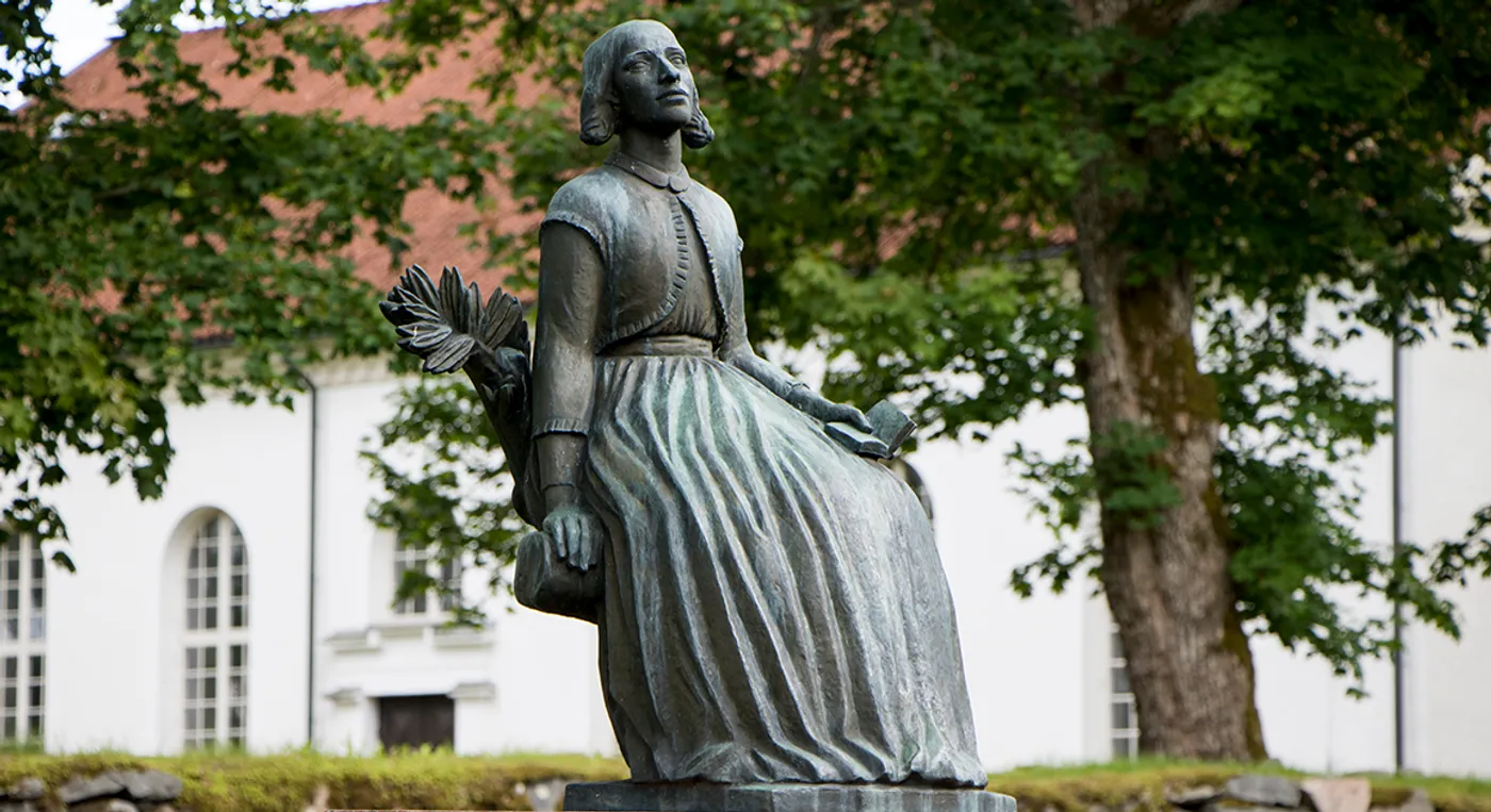 En staty föreställande Lina Sandell.