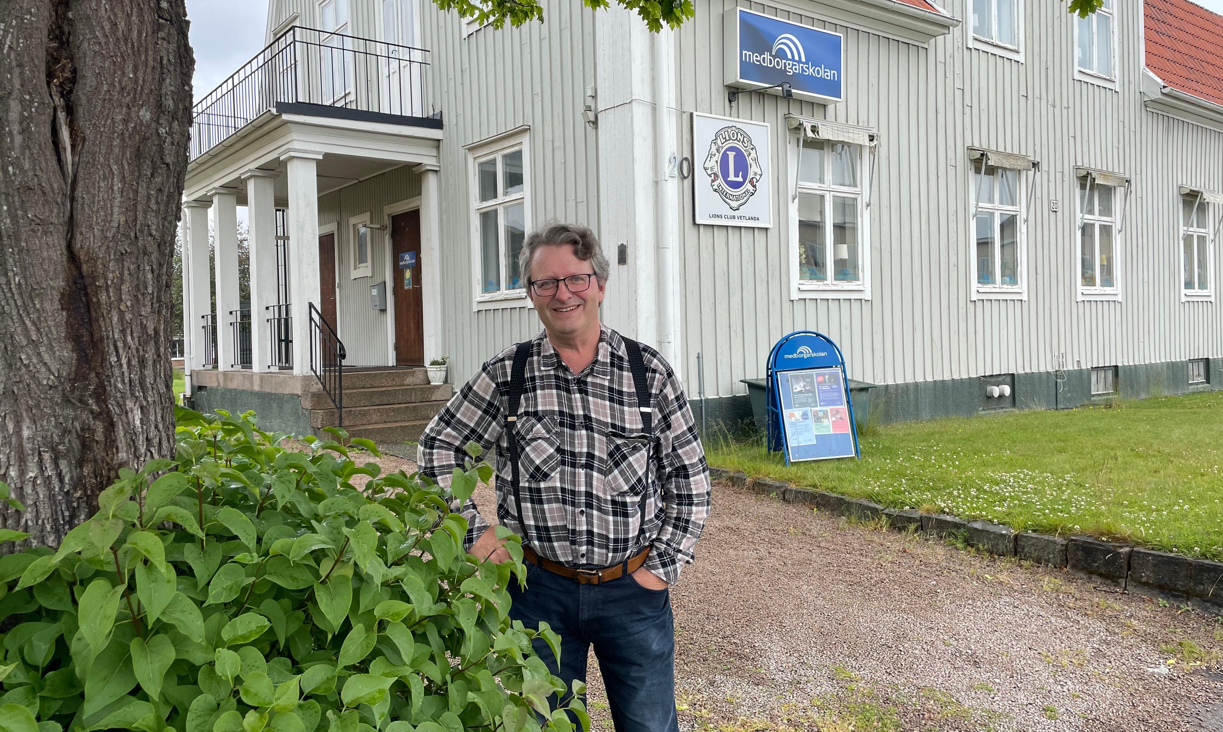föreläsare Robert Gass framför Medborgarskolans lokaler i Vetlanda