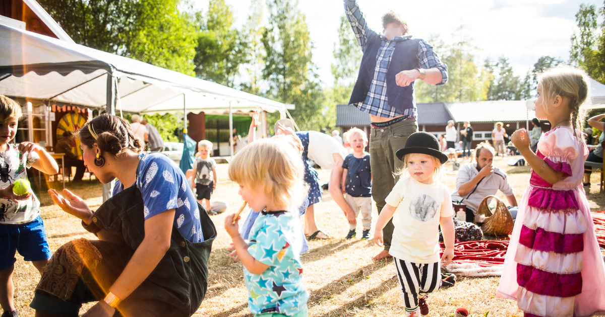 Barn som deltar i en workshop för akrobater