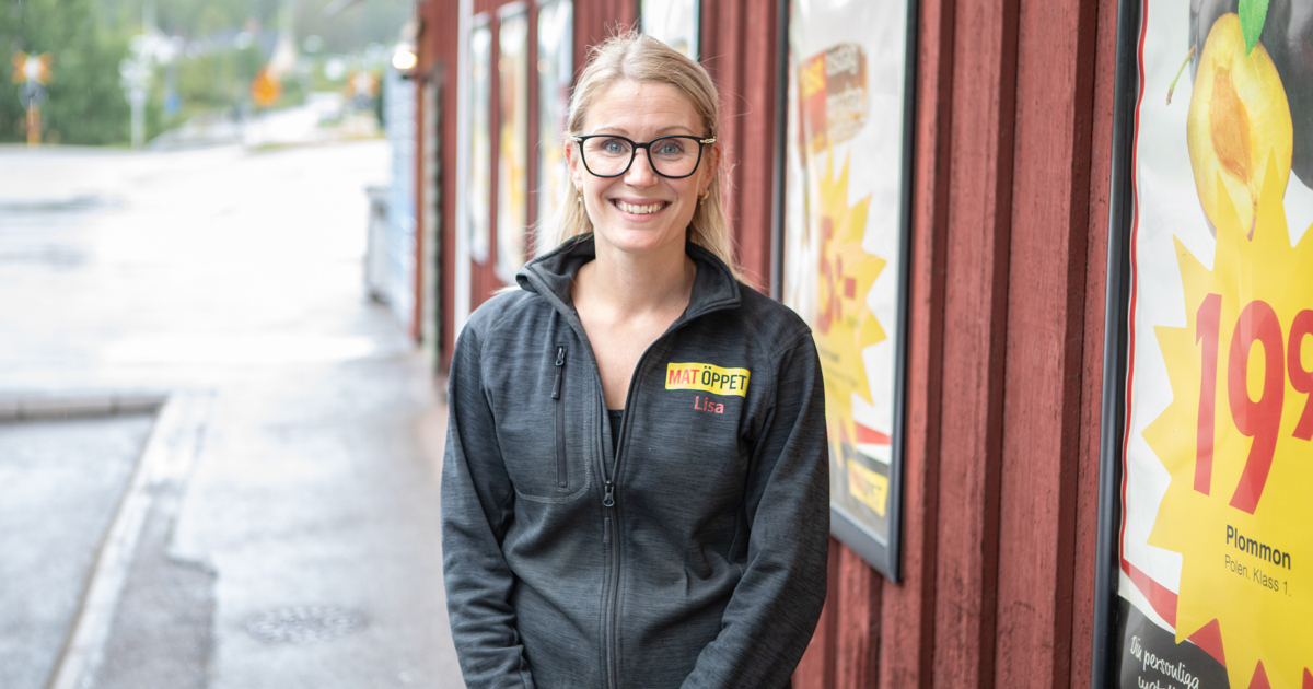 Lisa Frödeberg utanför Matöppet i Kvillsfors