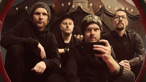 Selfie på medlemmarna i gruppen Stealing jokes. En sitter med en mobil i handen.